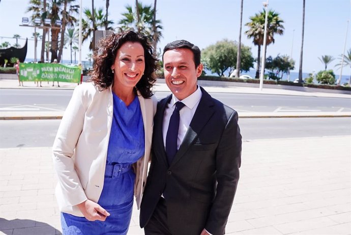 La alcaldesa de Almería, María del Mar Vázquez, y el presidente del PP de Almería, Javier Aureliano García.