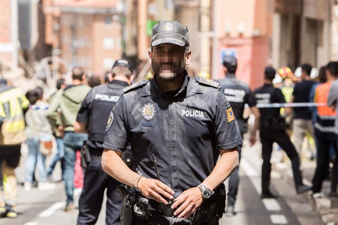 Un agente de Policía Nacional guarda seguridad el día en el que un edificio de cinco plantas situado en la calle San Francisco de Teruel se ha derrumbado por completo.