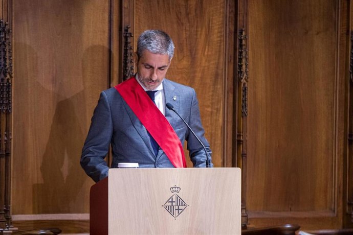 El concejal de Vox en el Ayuntamiento de Barcelona, Gonzalo de Oro, interviene en el pleno de investidura después que haya sido elegido nuevo alcalde el candidato del PSC, Jaume Collboni.