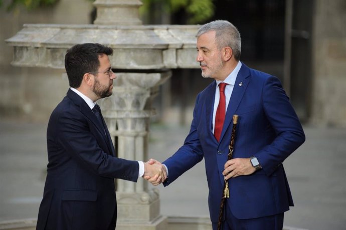 El president de la Generalitat, Pere Aragons, rep en el Palau de la Generalitat al nou alcalde de Barcelona, el socialista Jaume Collboni.