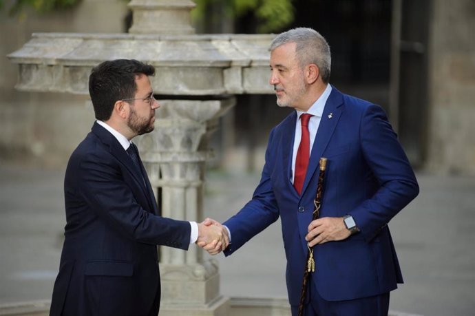 El presidente de la Generalitat, Pere Aragons, recibe en el Palau de la Generalitat al nuevo alcalde de Barcelona, el socialista Jaume Collboni.