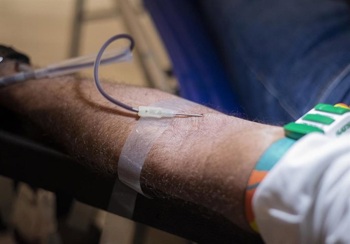 Una persona donando sangre