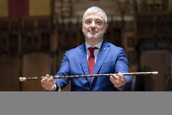 El nou alcalde de Barcelona, Jaume Collboni, mostra la seva vara d'alcalde després de ser proclamat en el crrec durant el ple de constitució del nou consistori, a l'Ajuntament de Barcelona (Catalunya, Espanya) el 17 de juny de 2023