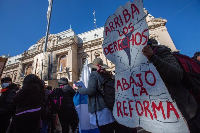 Archivo - Multitudinaria marcha en Jujuy en contra de la reforma de la constitución provincial