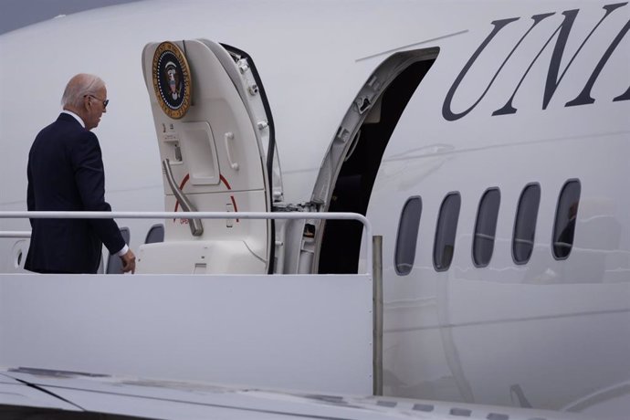 Joe Biden a punto de abordar el avión presidencial, el 'Air Force One'