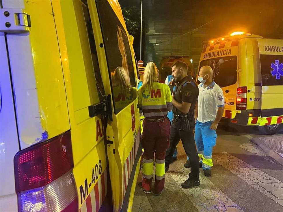 Servicios de emergencias de la Comunidad de Madrid atienden a los afectados por el incendio en la calle Azorín de Móstoles.
