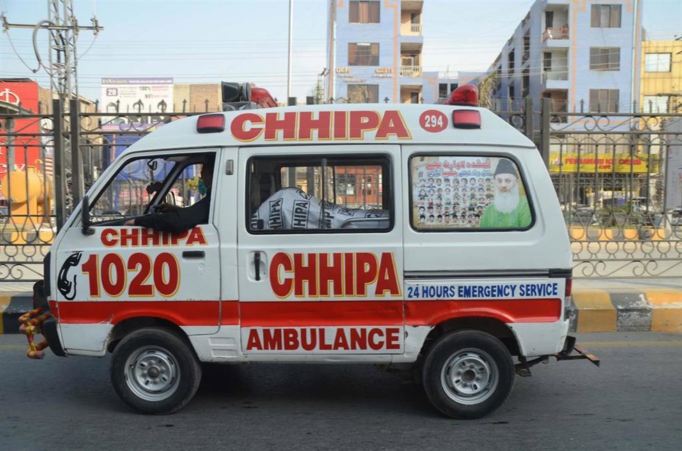 Archivo - Ambulancia en Pakistán