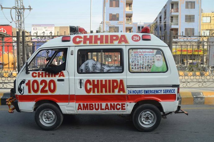 Archivo - July 29, 2020, Peshawar, Khyber Pakhtunkhwa, Pakistan: An ambulance shifting the body of a blasphemy accused who was shot dead inside a courtroom.