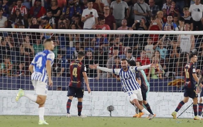 Los futbolistas del Deportivo Alavés celebran el gol del ascenso frente al Levante.