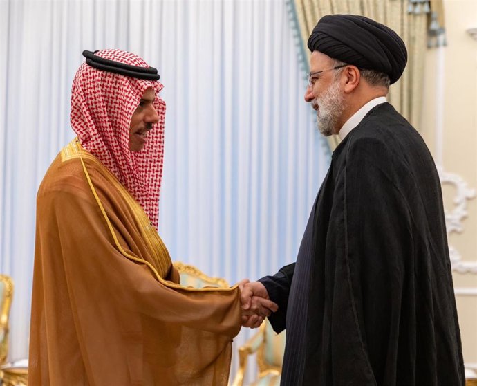 El ministro de Exteriores de Arabia Saudí, Faisal bin Farhan (izquierda), estrechando la mano de su homólogo iraní, Hosein Amirabdolahian (derecha), tras una reunión en Teherán, capital iraní