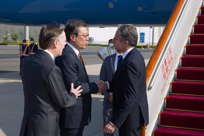 El secretario del Departamento de Estado de Estados Unidos, Antony Blinken (derecha), estrecha la mano de su homólogo chino, Qing Gang (izquierda)