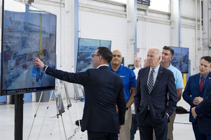 El presidente de Estados Unidos, Joe Biden, inspecciona los trabajos de reconstrucción de la autopista hundida tras un incendio provocado por el accidente de un camión cisterna