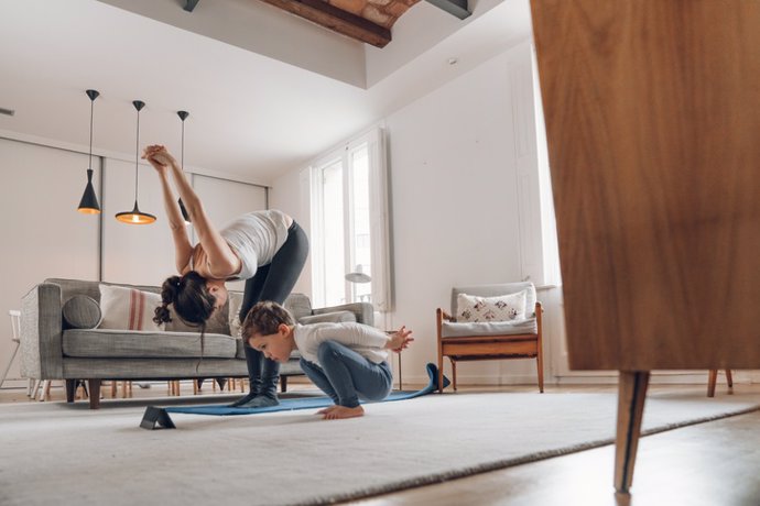 Archivo - Madre con niños haciendo Yoga en casA