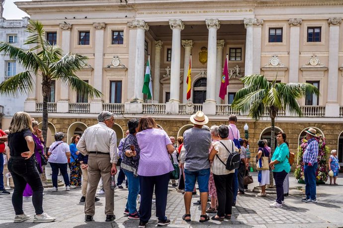 Archivo - Turistas en el puerto de Cádiz, en la Plaza de San Juan de Dios, donde se encuentra el Ayuntamiento de la capital a 27 de abril del 2023.