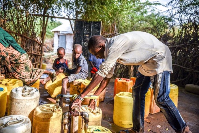 Una persona rellena bidones de agua en uno de los campos de refugiados de las instalaciones de Dadaab.