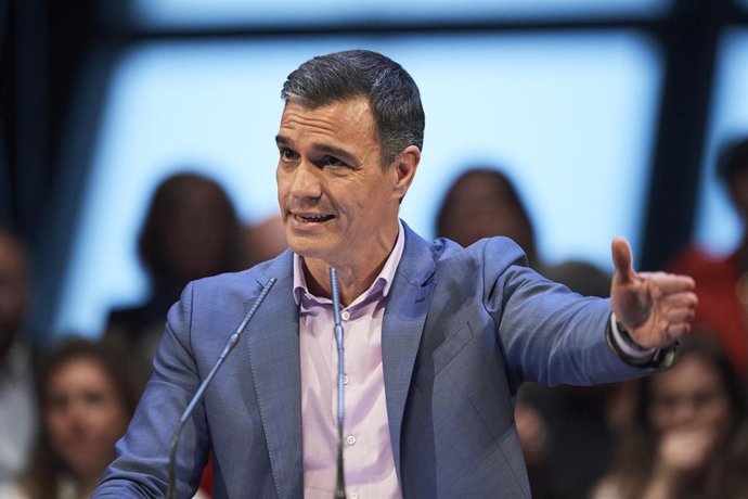 El presidente del Gobierno y secretario general del PSOE, Pedro Sánchez, interviene durante un acto electoral, en el Palacio de Festivales, a 22 de mayo de 2023, en Santander, Cantabria (España)