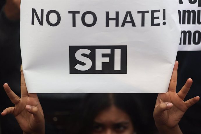 Archivo - December 27, 2021, New Delhi, India: A demonstrator holds a placard during a protest against hate speech against Muslims by Hindu leaders.