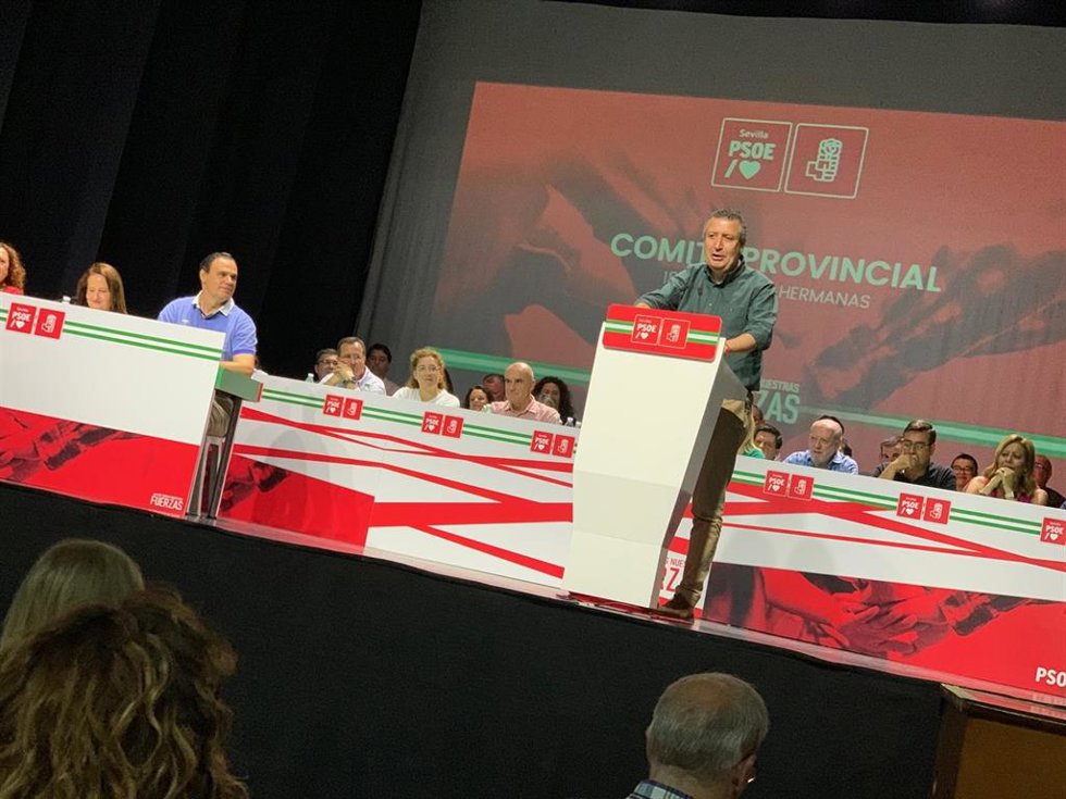 Javier Fernández en el comité provincial del PSOE