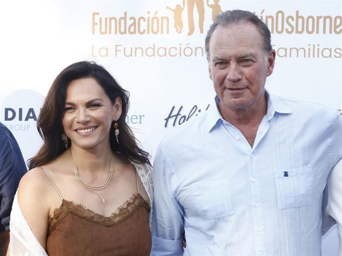 FABIOLA MARTÍNEZ Y BERTÍN OSBORNE EN LA GALA SOLIDARIA PARA RECAUDAR FONDOS PARA SU ASOCIACIÓN
