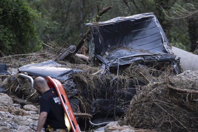 Varios Bombers y agentes de la Policía trabajan en el coche en una riera seca en la zona de Can Font, a 14 de junio de 2023, en Ullastrell, Barcelona, Catalunya (España)