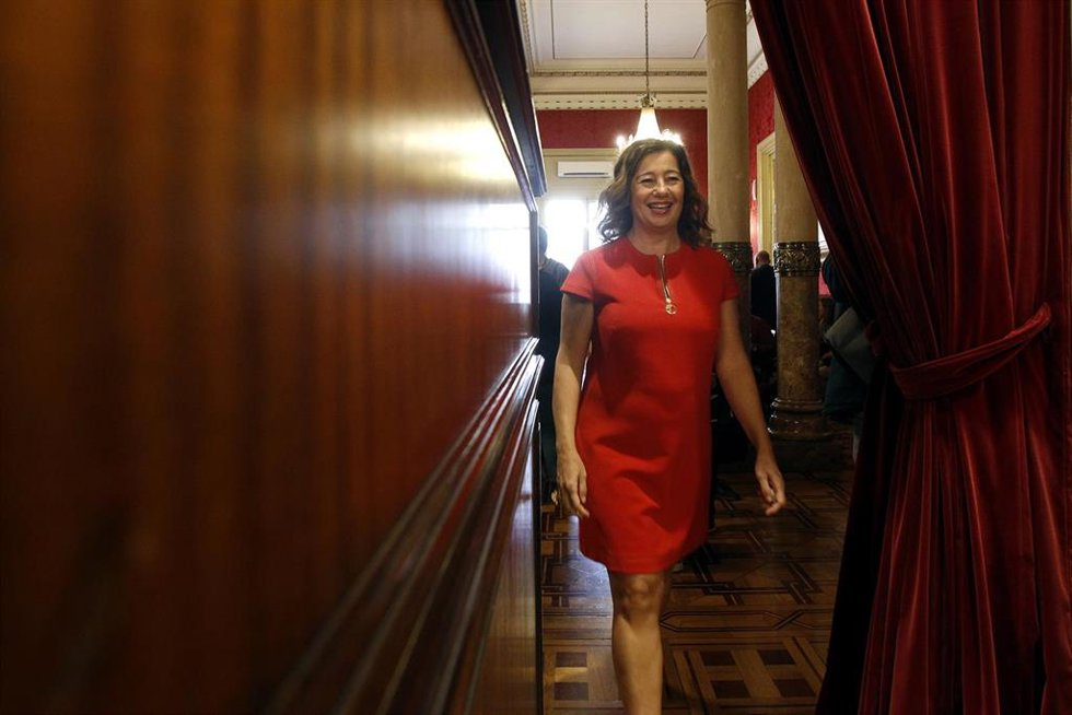 Archivo - La secretaria general del PSIB-PSOE y presidenta del Govern en funciones, Francina Armengol, en el Parlament. Archivo.