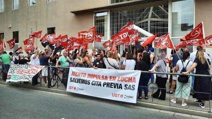 Protesta de la plantilla ante la sede de la Delegación Territorial de la Consejería de Salud y Consumo