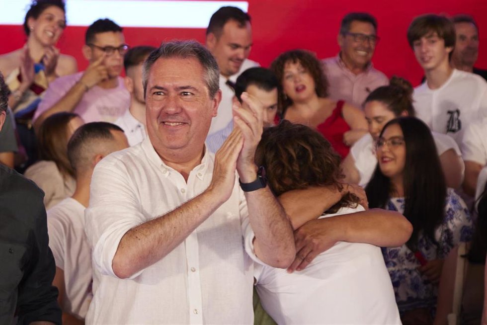 El secretario general del PSOE de Andalucía y Portavoz del Grupo Parlamentario Socialista, Juan Espadas, durante el acto público en la caseta municipal de Dos Hermanas, a 18 de junio de 2023 en Sevilla (Andalucía, España). 