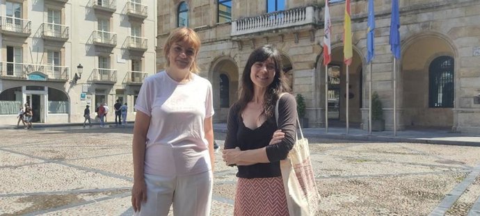 La diputada de Podemos Covadonga Tomé y Laura Tuero, en Gijón