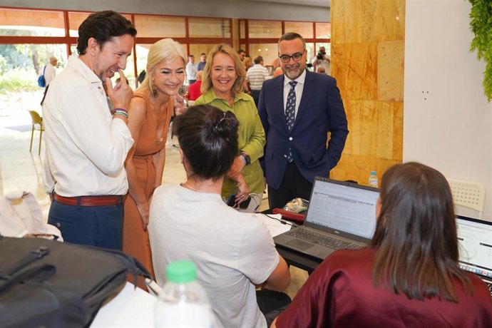 La consejera de Desarrollo Educativo y Formación Profesional Patricia del Pozo, junto al personal desplegado para el buen funcionamiento de las oposiciones de docentes en Andalucía 