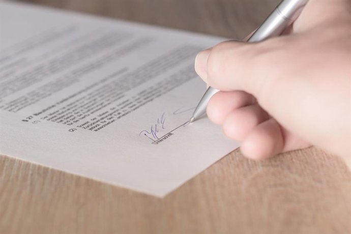 Firma de un testamento solidario.