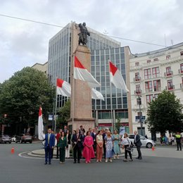 La nueva Corporación municipal, de nuevo presidida por Juan Mari Aburto, ante la estatua de Don Diego López de Haro