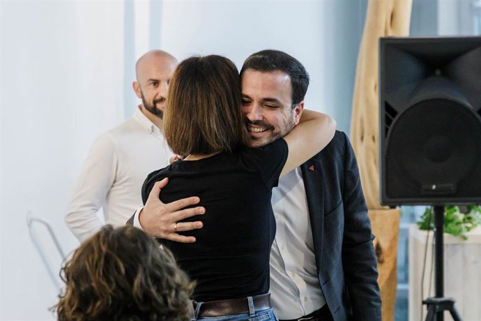 El coordinador de Izquierda Unida (IU) y ministro de Consumo, Alberto Garzón, abraza a una simpatizante durante la reunión de la Coordinadora Federal de su partido, en Espacio Ecooo, a 4 de junio de 2023, en Madrid (España). 
