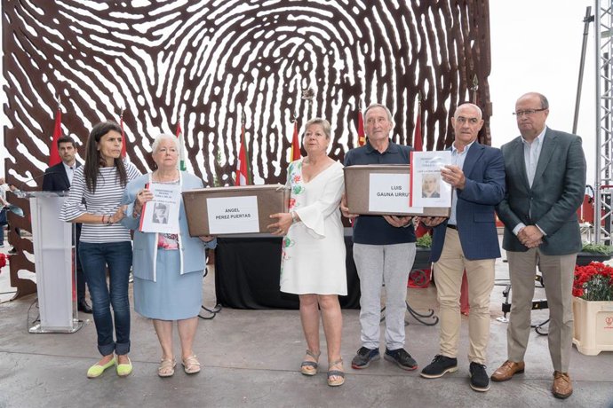 Entregan a sus familias los restos mortales de dos milicianos hallados en una fosa común en el cementerio de Begoña