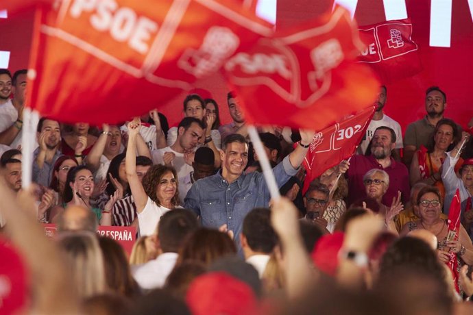 La ministra de Hacienda, María Jesús Montero, (i) junto al presidente del gobierno de España y secretario general del PSOE, Pedro Sánchez, (d) durante el acto público en la caseta municipal de Dos Hermanas, a 18 de junio de 2023 en Sevilla (Andalucía, E