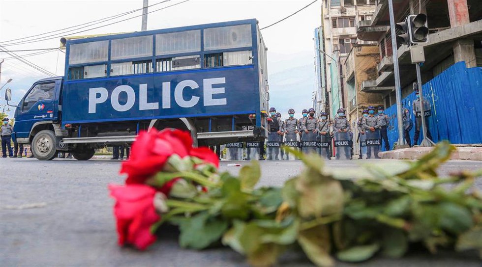 Archivo - Flores en protesta contra la dictadura militar en Birmania