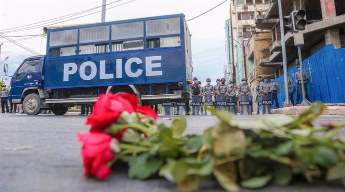 Archivo - February 6, 2021, Mandalay, Myanmar: A bouquet of roses laying in the street close to police officers during the demonstrations..Police blocked every junction to the Mandalay Palace and Mandalay moat as most Mandalay citizens protested the mil