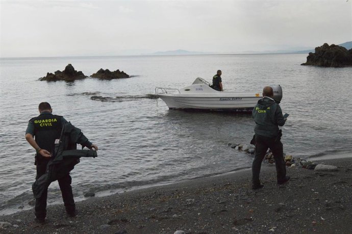 Embarcación en la costa de Ceuta