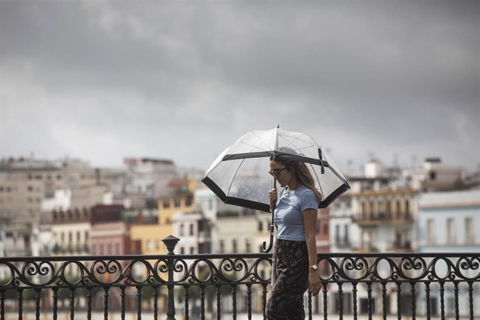 Archivo - Cielo nublado desde el puente de Triana. A 13 de septiembre de 2022, en Sevilla (Andalucía;España). 