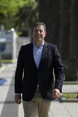 Archivo - El nuevo delegado del Gobierno de España en Galicia, José Ramón Gómez Besteiro, posa tras una entrevista para Europa Press, en la delegación del Gobierno, a 27 de abril de 2023, en A Coruña, Galicia.