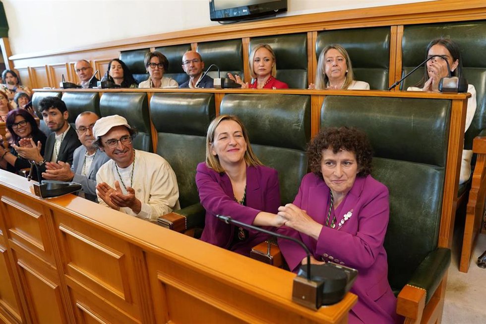 La alcaldesa entrante de la ciudad, Goretti Sanmartín (BNG) (d), en la sesión de constitución del Ayuntamiento de Santiago de Compostela, a 17 de junio de 2023, en Santiago de Compostela
