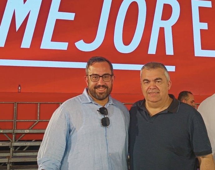 Los cabezas de lista del PSN al Congreso y al Senado, Santos Cerdán (d) y Javier Remírez, respectivamente, participan en el acto de presentación de las candidaturas socialistas en la localidad sevillana de Dos Hermanas.