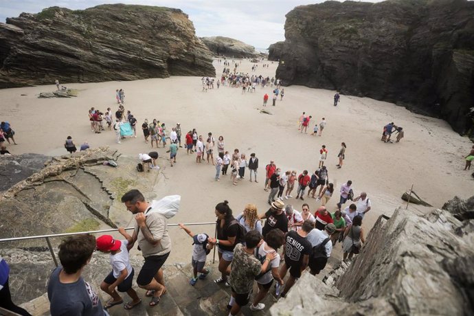 Archivo - Varias personas completan hoy el aforo permitido por la Xunta de Galicia en La Playa de Las Catedrales, a 28 de julio de 2022, en Ribadeo, Lugo, Galicia.