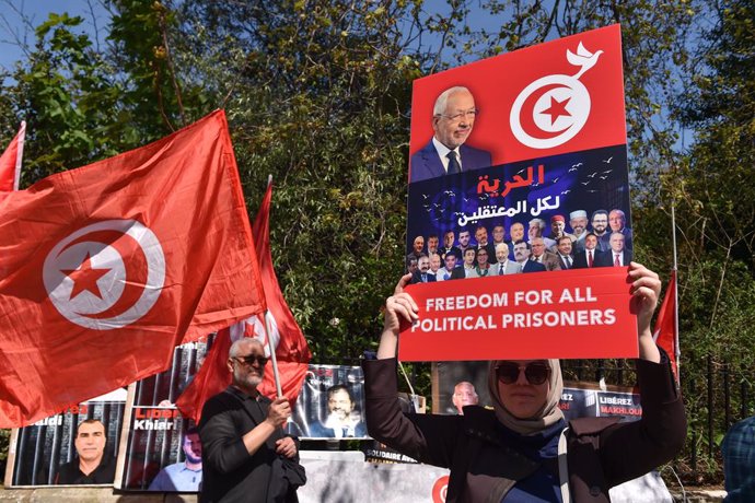 Archivo - April 29, 2023, London, England, United Kingdom: A group of British Tunisians gathered outside the Tunisian Embassy in London to protest against the collapse of democratic and political freedom in the North African state. Protesters called for