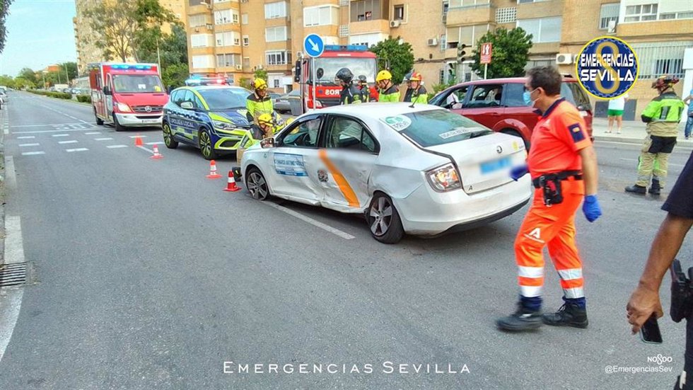 Taxi embestido por una conductora ebria y sin seguro en la calle Carlos Marx