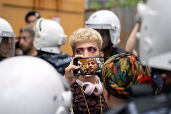 Policías durante el desfile del Orgullo en Estambul