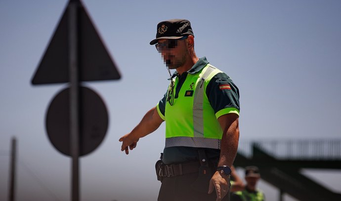 Un agente de la Guardia Civil durante un control. Archivo.