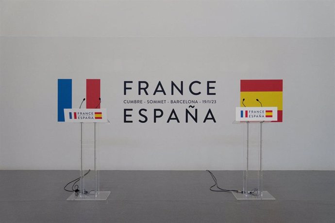 Archivo - Dos atriles con las banderas de Francia y España