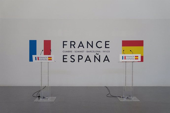 Archivo - El atril antes de comenzar la XXVII Cumbre Hispano-Francesa, en el Museo Nacional de Arte de Cataluña (MNAC), sede de la Cumbre, a 19 de enero de 2023, en Barcelona, Catalunya (España). Los presidentes de los Gobiernos de España y Francia sellan