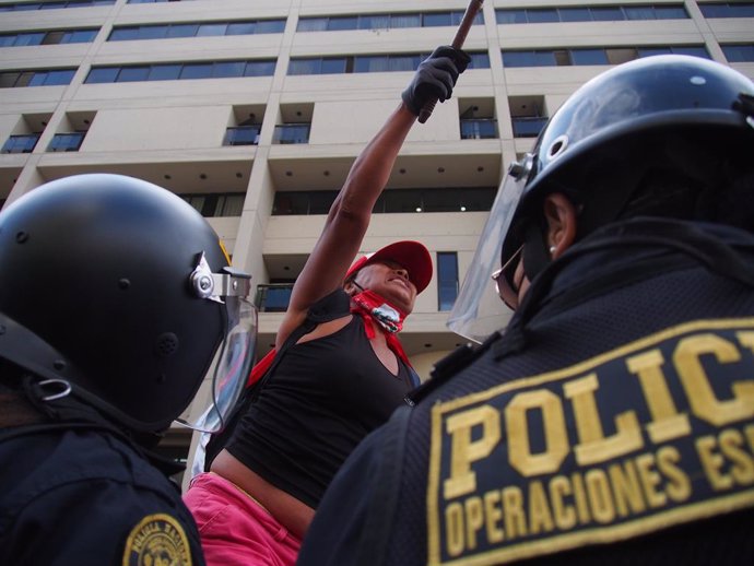 Archivo - March 28, 2022, Lima, Lima, Peru: Woman with a drum stick trying to get pass over the police when hundreds of people from far-right parties take to the streets demanding that Peruvian presidency be declared vacant due to moral incapacity. A pres