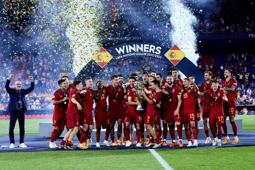 Los jugadores de la selección española y Luis de la Fuente celebran la conquista de la Liga de Naciones 2022-2023